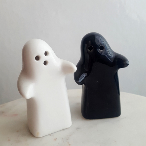 🌙 Hugging Ghosts Salt and Pepper Shakers - Picture 3 of 5